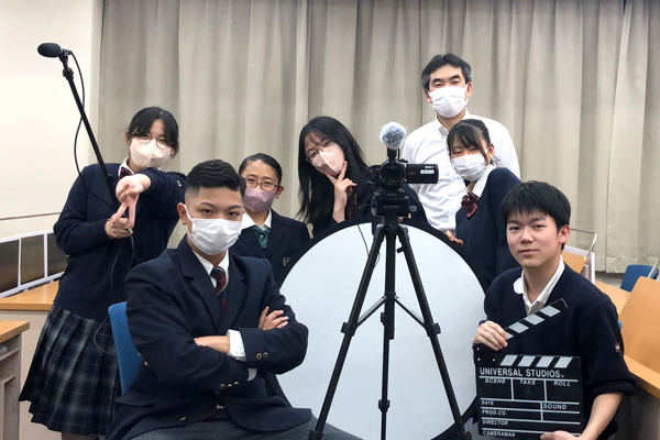 映画同好会 顧問 藤井 関田 活動日 週３回 一言アピール オリジナル作品の製作を行っています 自分たちで脚本作りから撮影 編集などを行っています 中学生と一緒に活動しています
